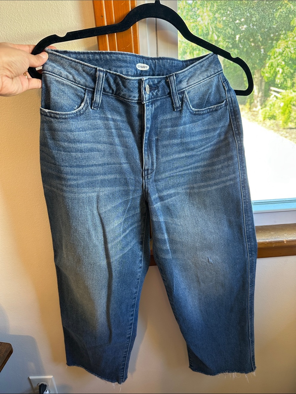 Old Navy Women’s Blue Cropped and Frayed Jeans